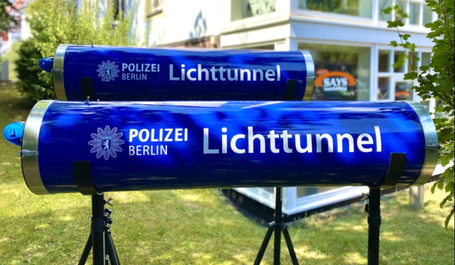 lichttunnel-polizei-berlin-blau-event-modul-verkehr-saysmarketing