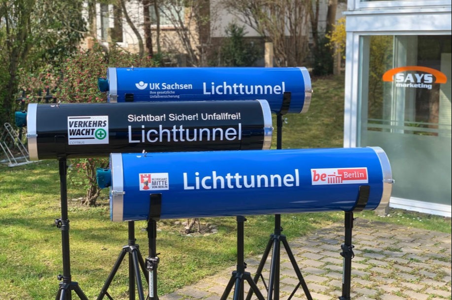 lichttunnel-unfallkasse-sachsen-bezirksamt-berlin-verkehrswacht-cottbus-blau-schwarz-unfallpraevention